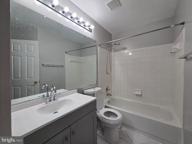 128 HAMPSHIRE SQ SW, Leesburg, VA 20175