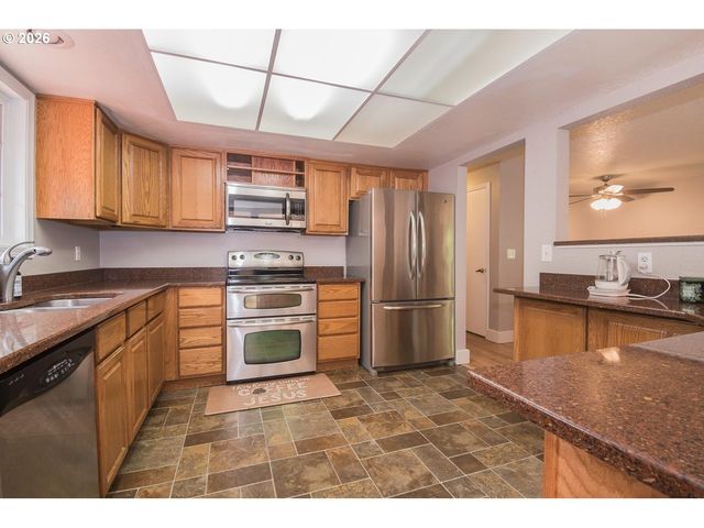 15652 HENRICI Rd, Oregon City, OR 97045