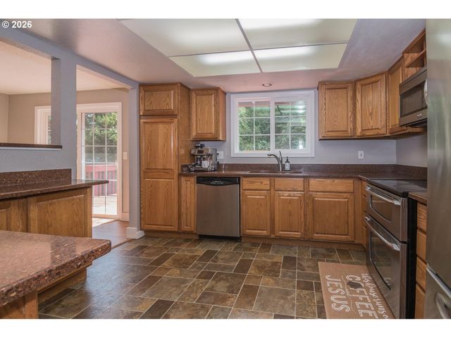 15652 HENRICI Rd, Oregon City, OR 97045