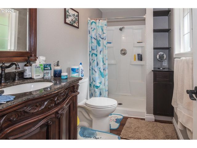 15652 HENRICI Rd, Oregon City, OR 97045
