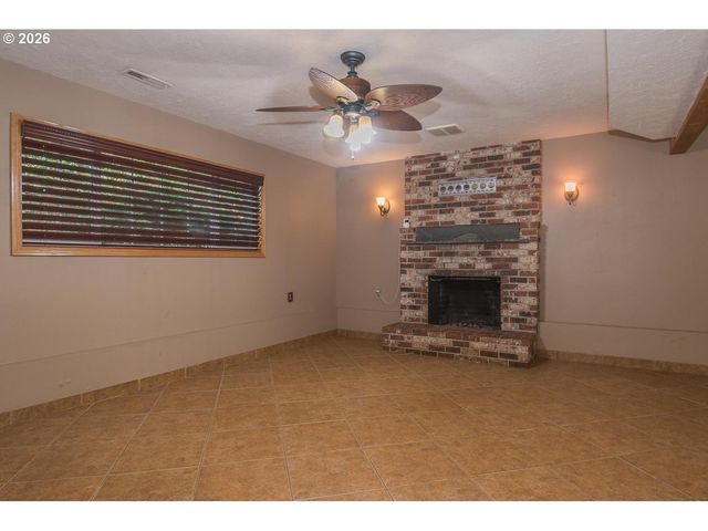 15652 HENRICI Rd, Oregon City, OR 97045