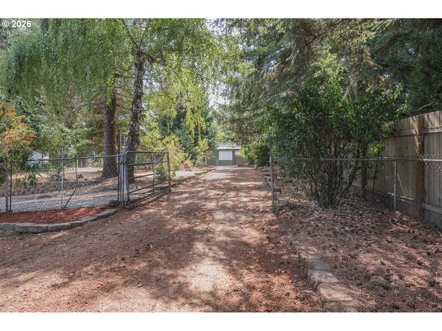 15652 HENRICI Rd, Oregon City, OR 97045
