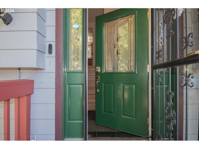 15652 HENRICI Rd, Oregon City, OR 97045