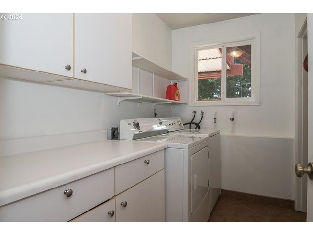 15652 HENRICI Rd, Oregon City, OR 97045