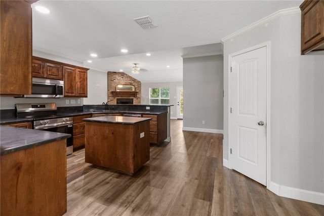 150 Country Place, Hilltop Lakes, TX 77871
