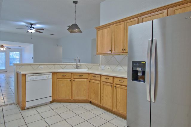 120 Greenside LN, Georgetown, TX 78633