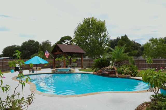 307 Standing Oaks Lane, Sealy, TX 77474