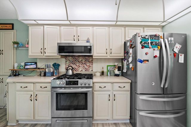 5400 S 121st STREET, Hales Corners, WI 53130