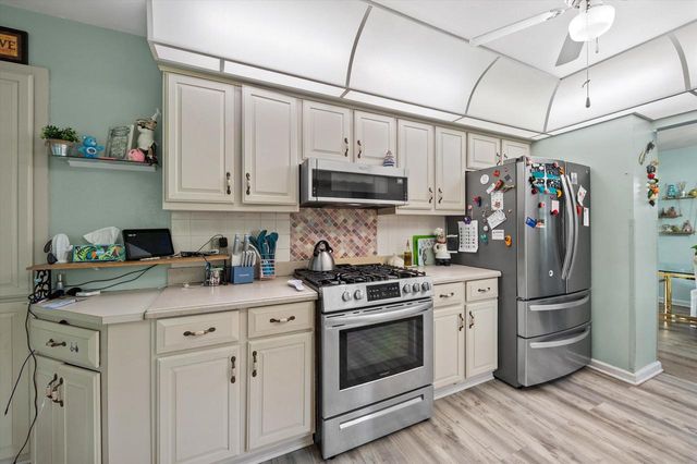 5400 S 121st STREET, Hales Corners, WI 53130