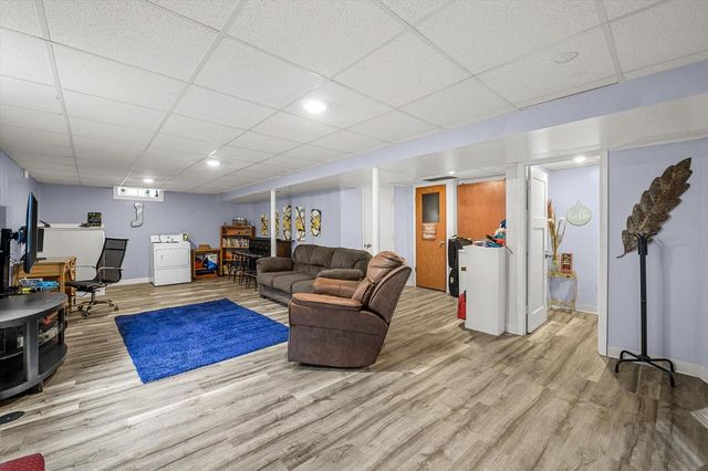 5400 S 121st STREET, Hales Corners, WI 53130