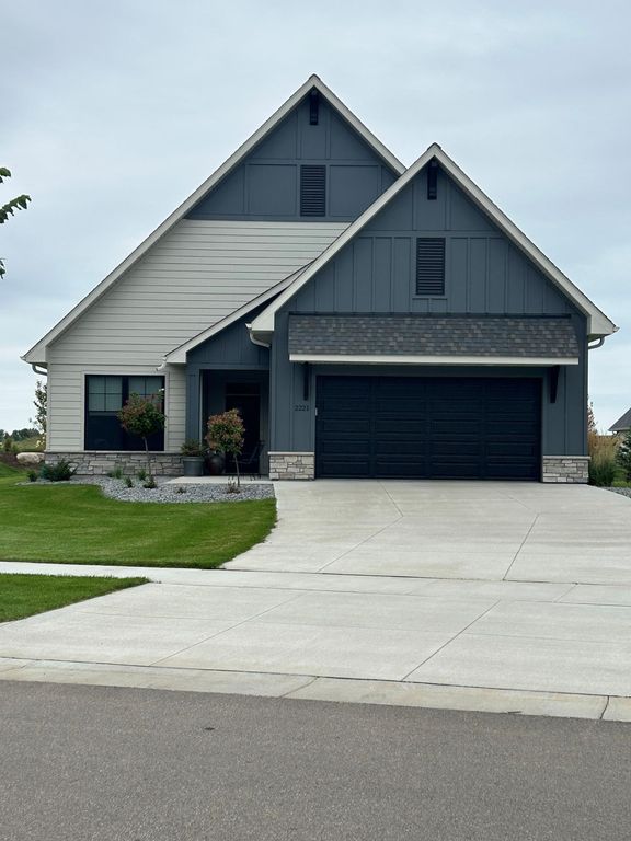 2240 Sydney Lane, Hudson, WI 54016