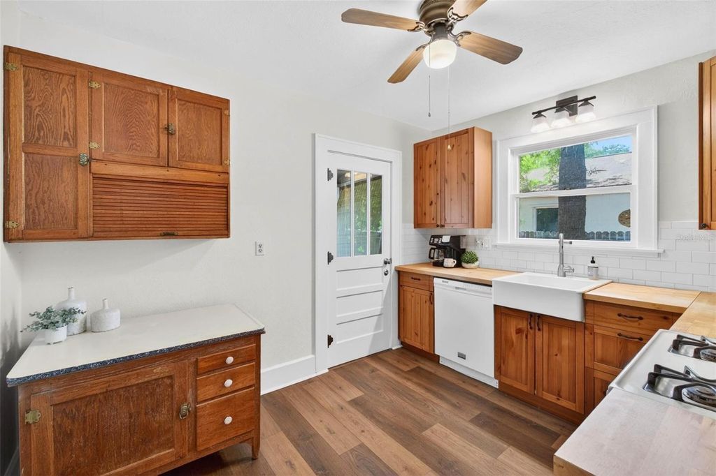 Image 15 of property listing at 5218 1ST AVENUE S, St Petersburg, FL 33707