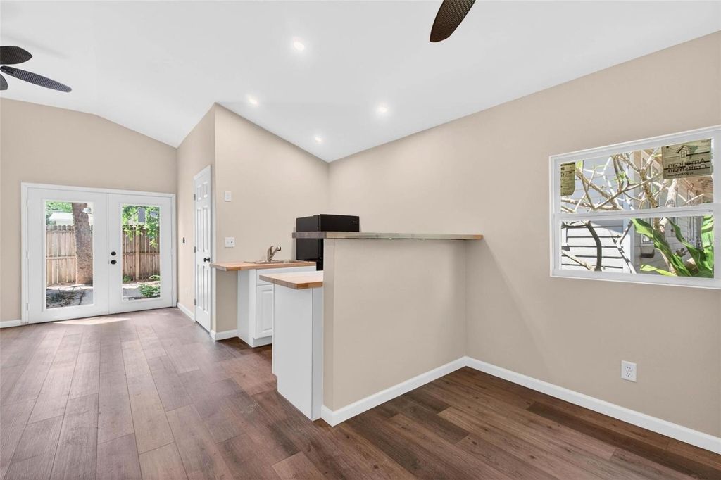 Image 23 of property listing at 5218 1ST AVENUE S, St Petersburg, FL 33707