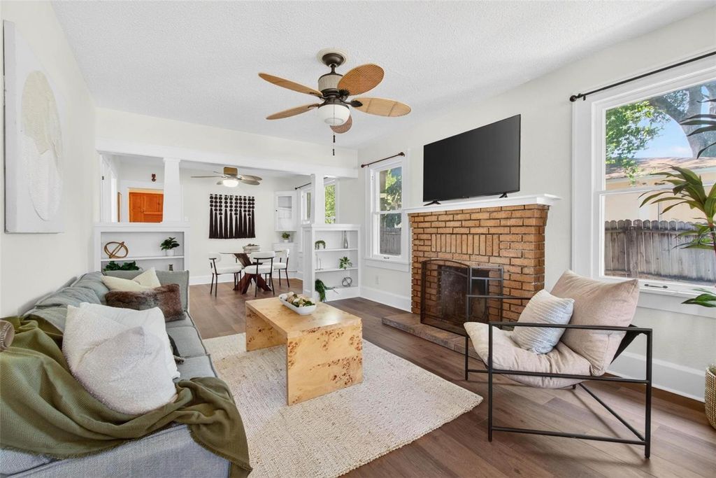 Image 5 of property listing at 5218 1ST AVENUE S, St Petersburg, FL 33707