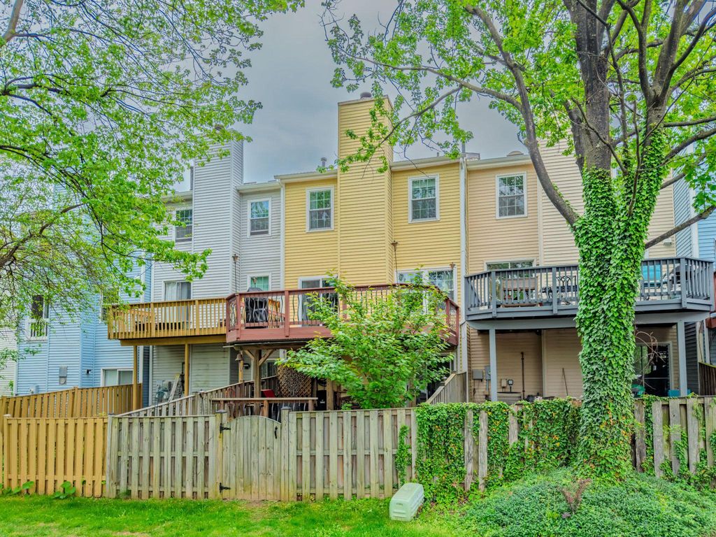 Image 45 of property listing at 870 BAYRIDGE DR, Gaithersburg, MD 20878