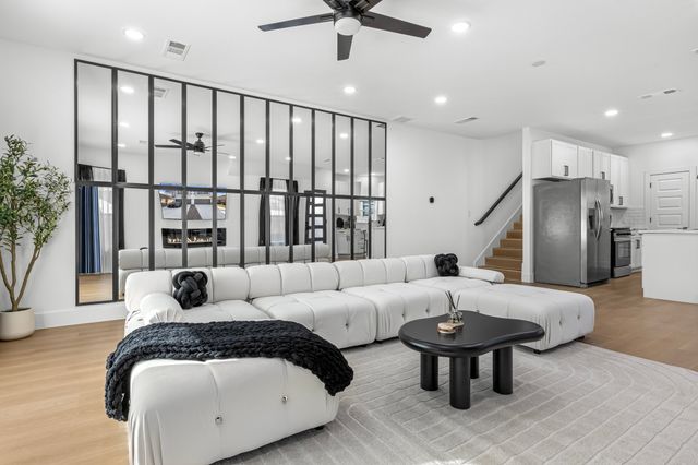 1511 S Barry Avenue, Dallas, TX 75223