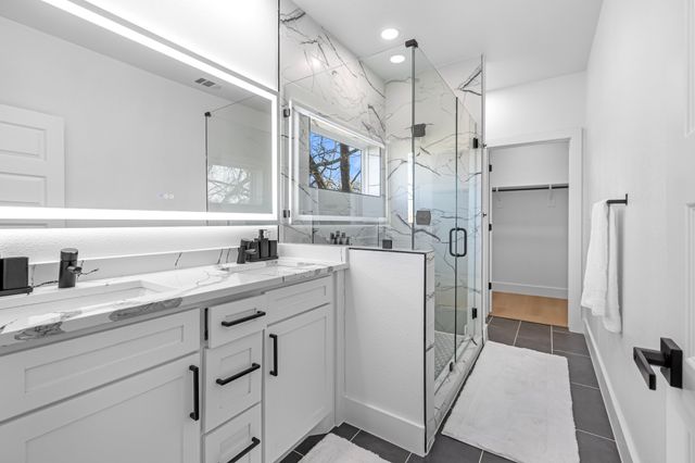 1511 S Barry Avenue, Dallas, TX 75223