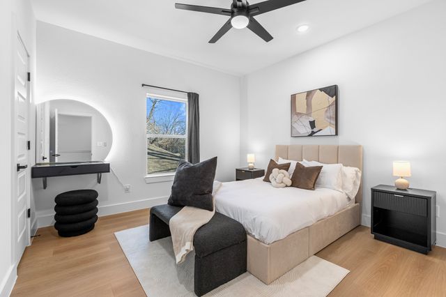 1511 S Barry Avenue, Dallas, TX 75223