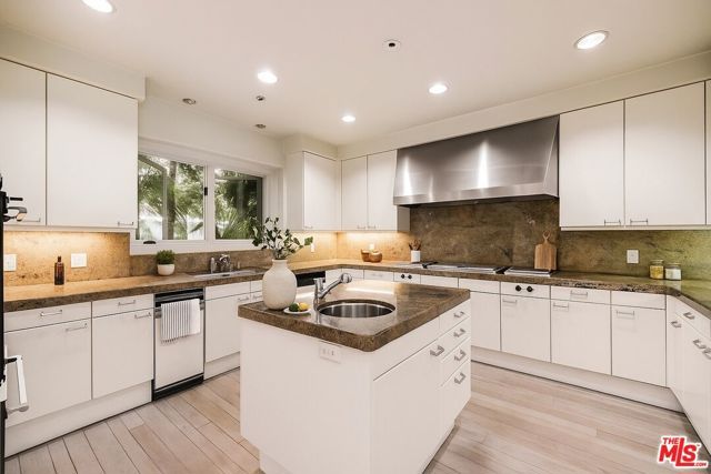 1136 Calle Vista Drive, Beverly Hills, CA 90210