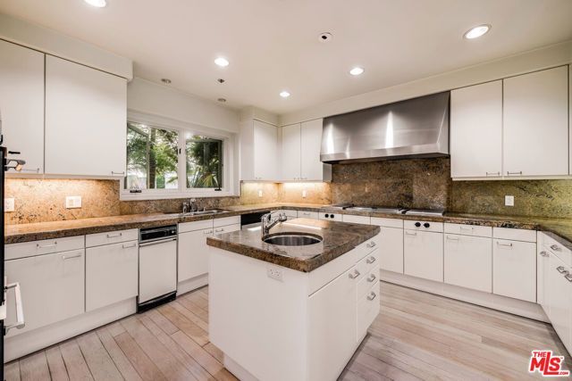 1136 Calle Vista Drive, Beverly Hills, CA 90210