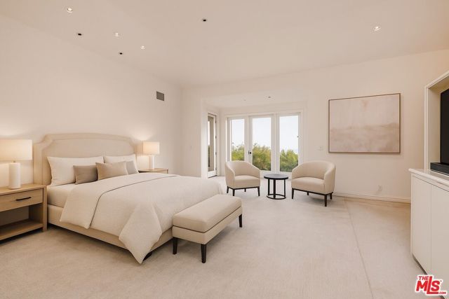 1136 Calle Vista Drive, Beverly Hills, CA 90210