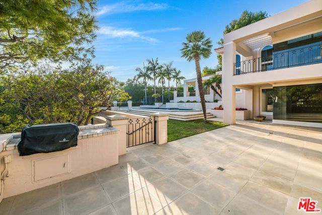 1136 Calle Vista Drive, Beverly Hills, CA 90210