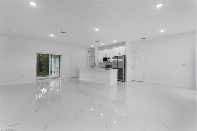 1252 Edna ST E, Lehigh Acres, FL 33974