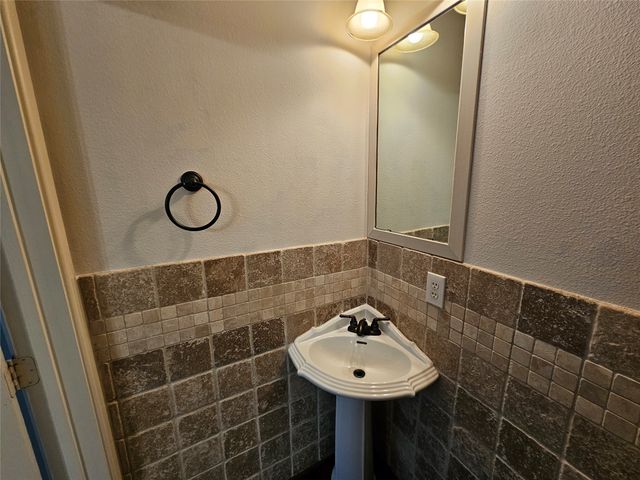 1872 Summit Avenue, Dallas, TX 75206