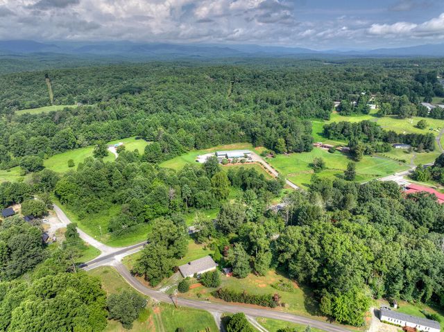 35 E Thomas Road, Blue Ridge, GA 30513