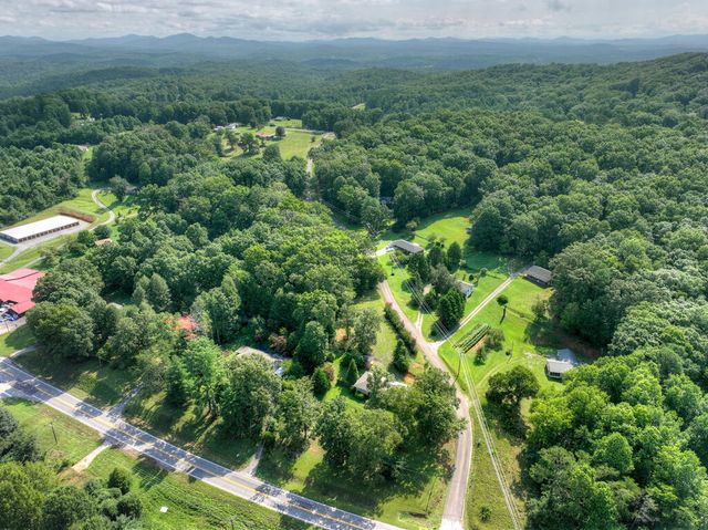 35 E Thomas Road, Blue Ridge, GA 30513