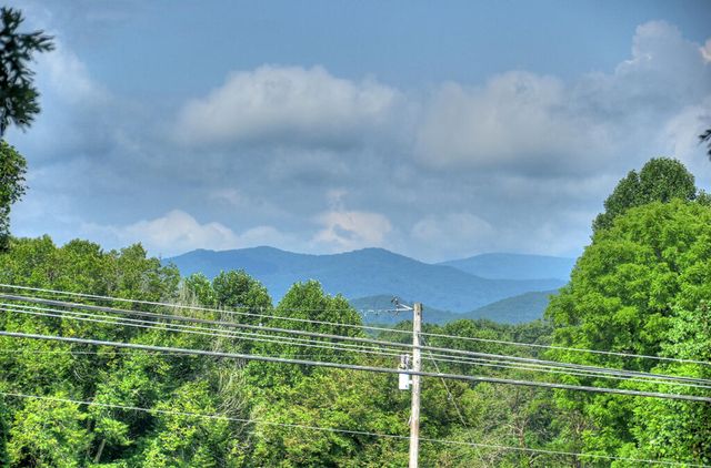 35 E Thomas Road, Blue Ridge, GA 30513
