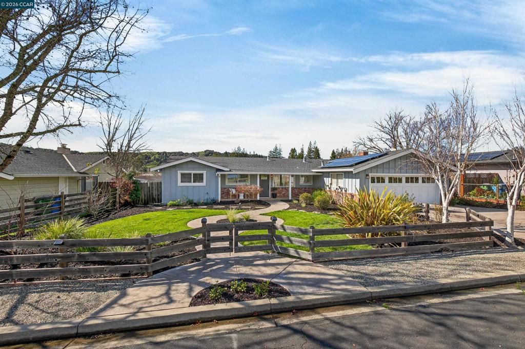 Image 1 of property listing at 19 19 Lance Ct, Moraga, CA 94556