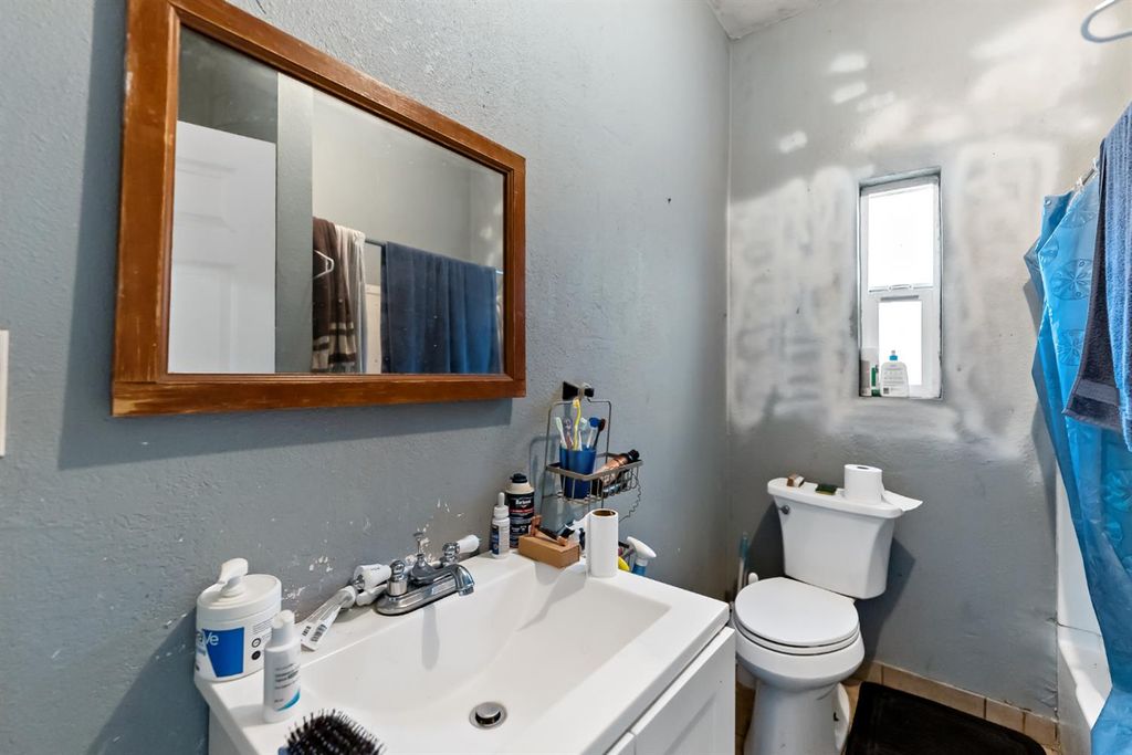 Image 13 of property listing at 265 N Effie Street, Fresno, CA 93701