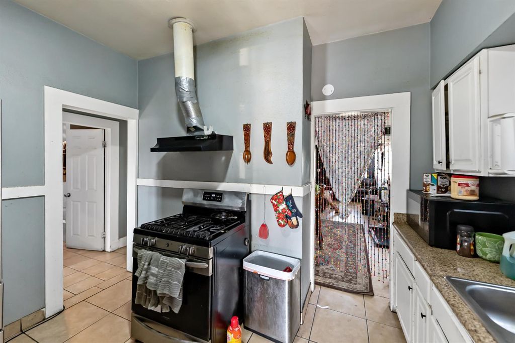 Image 6 of property listing at 265 N Effie Street, Fresno, CA 93701