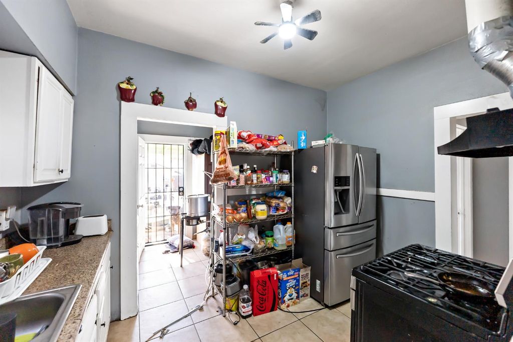 Image 7 of property listing at 265 N Effie Street, Fresno, CA 93701