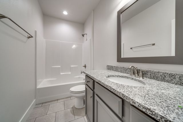 130 Merion Ln, La Vernia, TX 78121