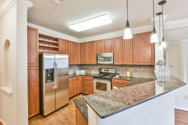 1711 Old Spanish Trail 406, Houston, TX 77054