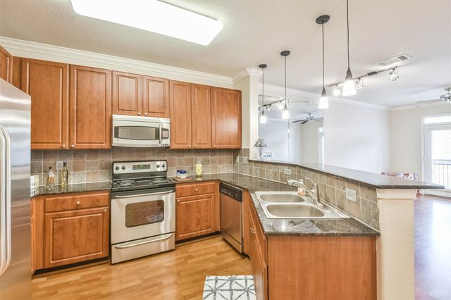 1711 Old Spanish Trail 406, Houston, TX 77054