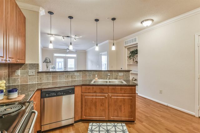 1711 Old Spanish Trail 406, Houston, TX 77054