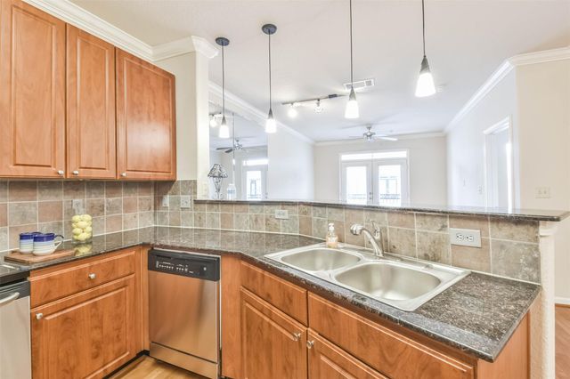 1711 Old Spanish Trail 406, Houston, TX 77054