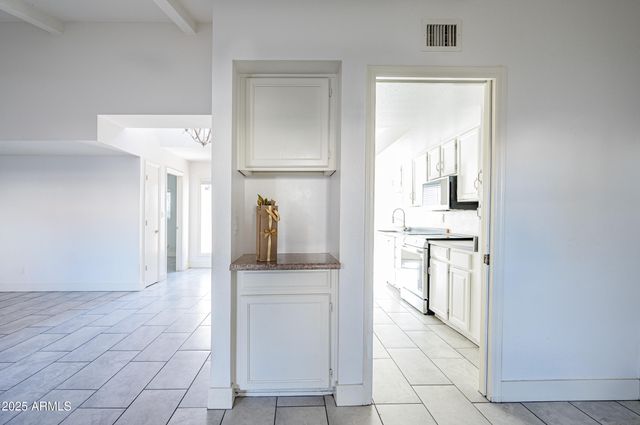 3072 E CANNON Drive, Phoenix, AZ 85028