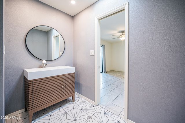 3072 E CANNON Drive, Phoenix, AZ 85028