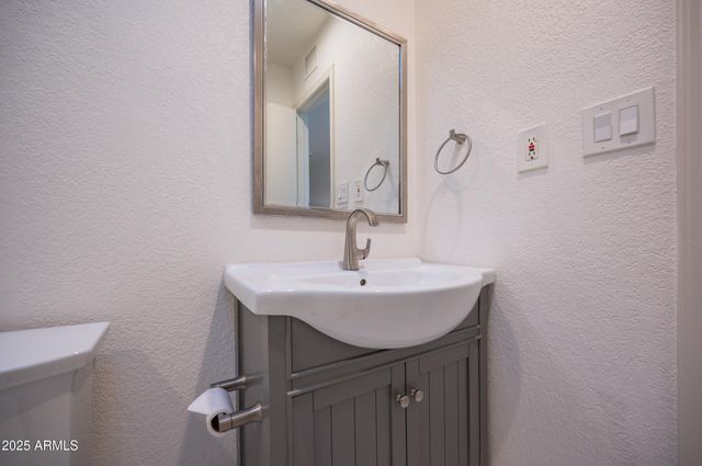 3072 E CANNON Drive, Phoenix, AZ 85028