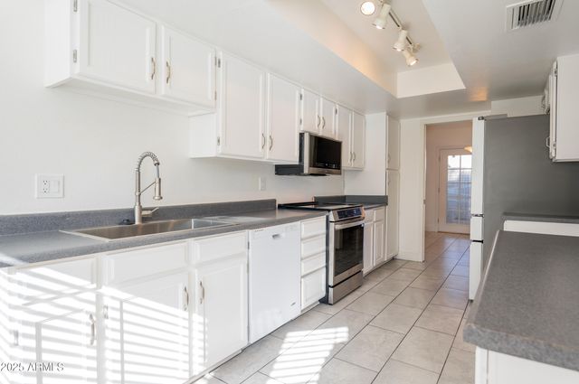 3072 E CANNON Drive, Phoenix, AZ 85028