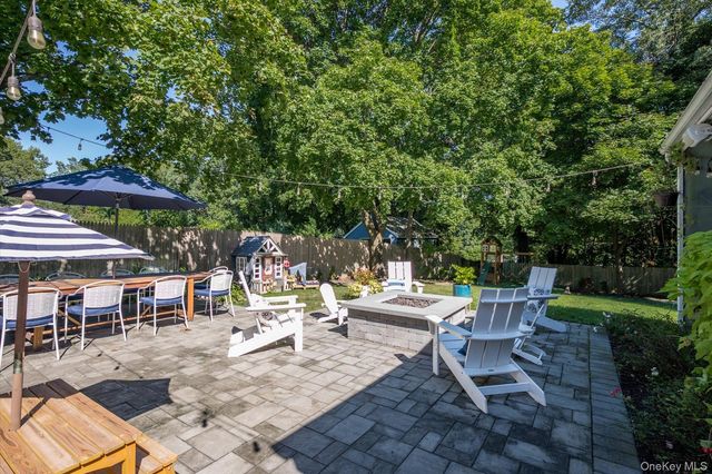 22 Crestfield Place, Northport, NY 11768