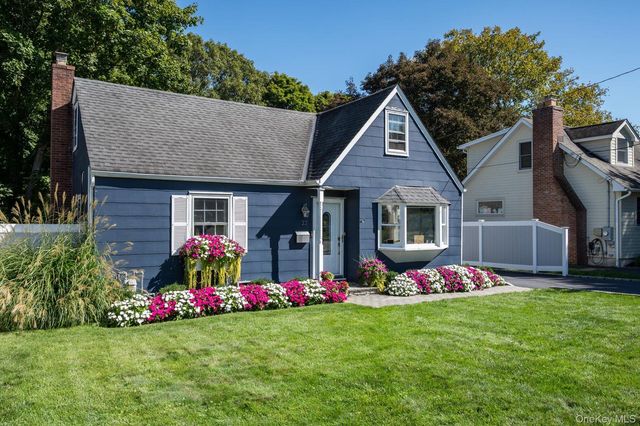 22 Crestfield Place, Northport, NY 11768