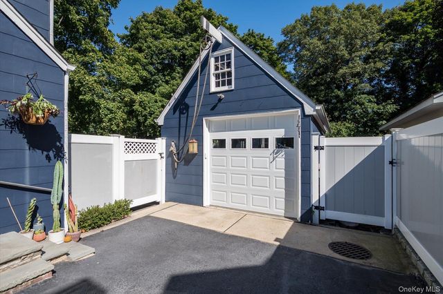 22 Crestfield Place, Northport, NY 11768