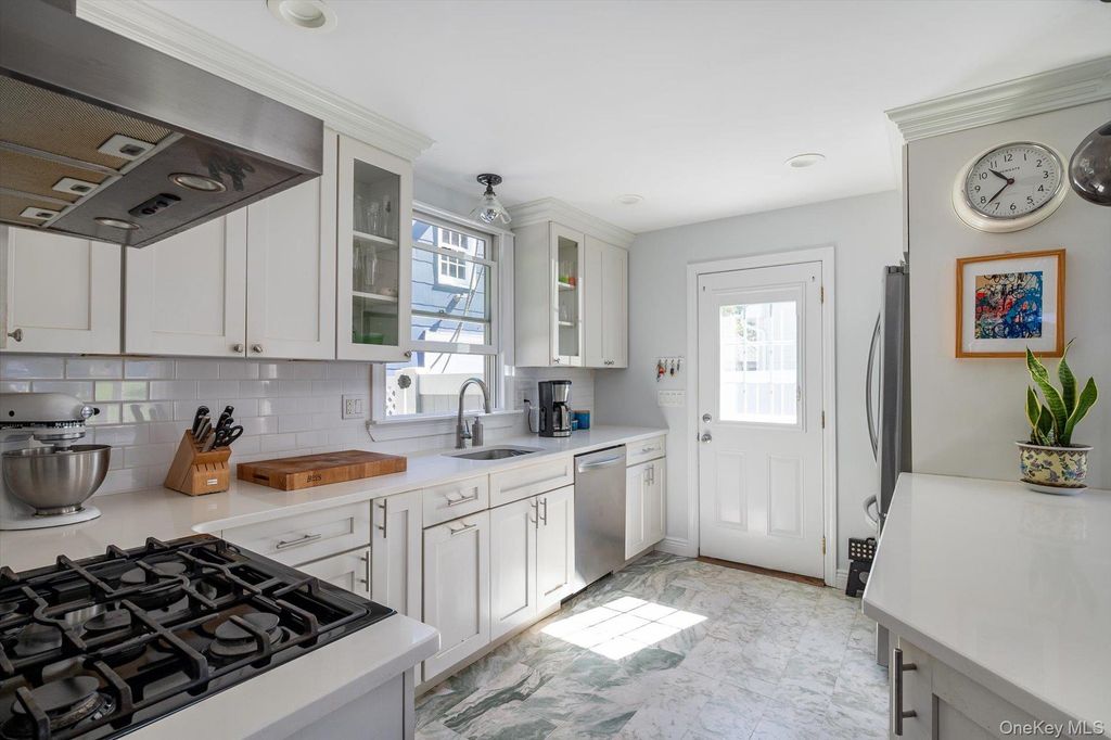 22 Crestfield Place, Northport, NY 11768 — photo 5