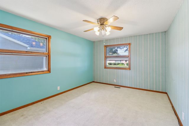 1004 E 14th Street S, Newton, IA 50208