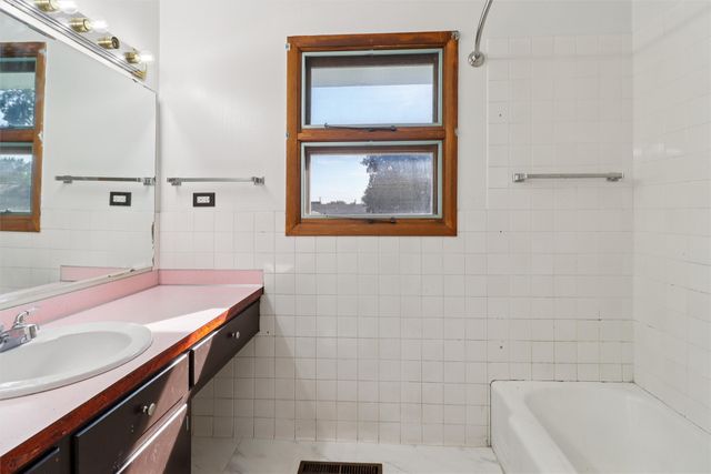 1004 E 14th Street S, Newton, IA 50208